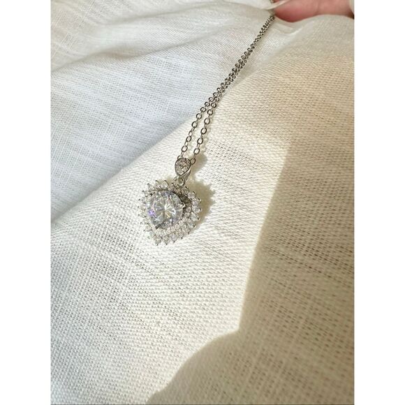 Super sparkly cubic zirconia round cut heart shaped pendant necklace - Picture 7 of 10